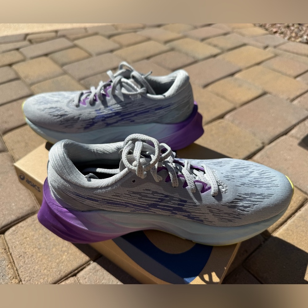 Asics Women's NOVABLAST 3 Running Shoes in great used condition!